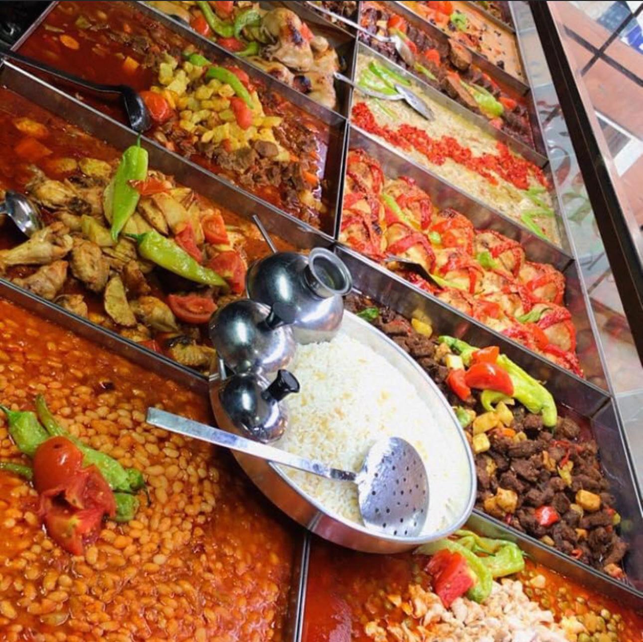 Nida Gurme Cafe olarak, unutulmaz bir yemek deneyimi sunmak için misafirlerimizi lezzet yolculuğuna davet ediyoruz. Şık ve modern atmosferimizle, kaliteli hizmet anlayışımızla sizleri ağırlamaktan mutluluk duyuyoruz.<hr />
Nida Gurme Cafe menüsü, her damak zevkine hitap edecek zengin seçeneklerle doludur. İster et sever olun, ister vejetaryan tercihlerinizi ön planda tutun, menümüzde herkes için bir şeyler bulunmaktadır. Taze ve en kaliteli malzemeleri kullanarak hazırladığımız yemeklerimizde, geleneksel ve modern mutfak tekniklerini ustalıkla bir araya getiriyoruz. Birbirinden lezzetli başlangıçlar, nefis ana yemekler ve tatlılarla son bulan unutulmaz bir öğlen yemeği deneyimi yaşayacaksınız.<hr />
Nida Gurme Cafe olarak, müşteri memnuniyetini her şeyin önünde tutuyoruz. Deneyimli ve güler yüzlü personelimiz, her ayrıntıyı düşünerek sizlere mükemmel bir hizmet sunmayı hedefliyor. İsteğinize özel olarak hazırlanan yemeklerimiz, profesyonel servis anlayışımız ve sıcak karşılama ile sizleri ağırlamaktan mutluluk duyacağız.