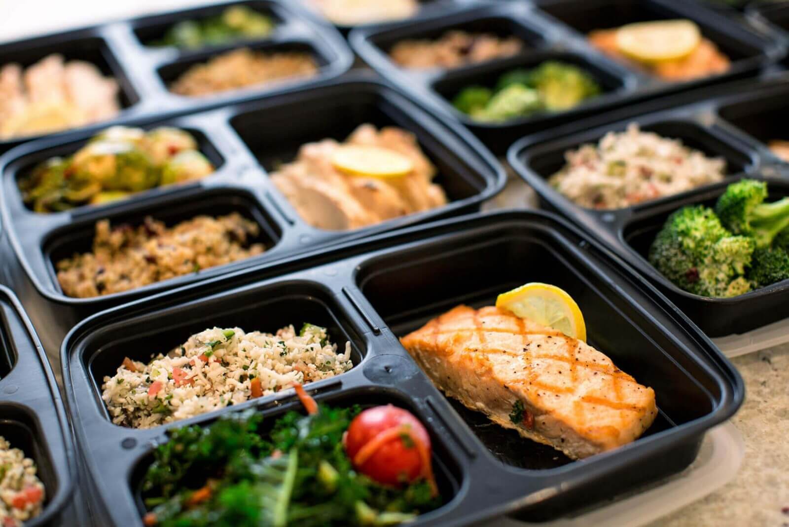 Paket yemek servisi, servis yapmanın zor olduğu, yoğun çalışma saatlerinin arasında mutfak düzeni kurmaya imkânı olmayan firmalarımız için, Nida Catering & Toplu Yemek olarak menülerimizi istenilen ortamlara taşıdığımız hizmetimizdir.<br />
Bu hizmet ile firmalarımızı yemek zahmetinden kurtarıyor, uygun fiyatlı menülerimiz ile hızlı, kolay ve lezzetli yemek servisi sunuyoruz. Kullandığımız ambalaj düzeninde tabldot mantığı ile hareket ediyor, 4 çeşit yemek ve ekmek seçeneklerimiz ile gerçekleştiriyoruz.<br />
Paket yemek servisi, Konumumuzun tüm şehir içi merkezlere yakın olmasından dolayı taşıma ve sevkiyat konusunda kolaylık sağlıyoruz.<br />
Mikrodalga fırın ile kolayca ısıtılabilen, kullan at kaplar ile servis ettiğimiz, paket yemek servisi hizmetimiz, firma ile belirlediğimiz menüler ile taze olarak teslim edilmektedir.